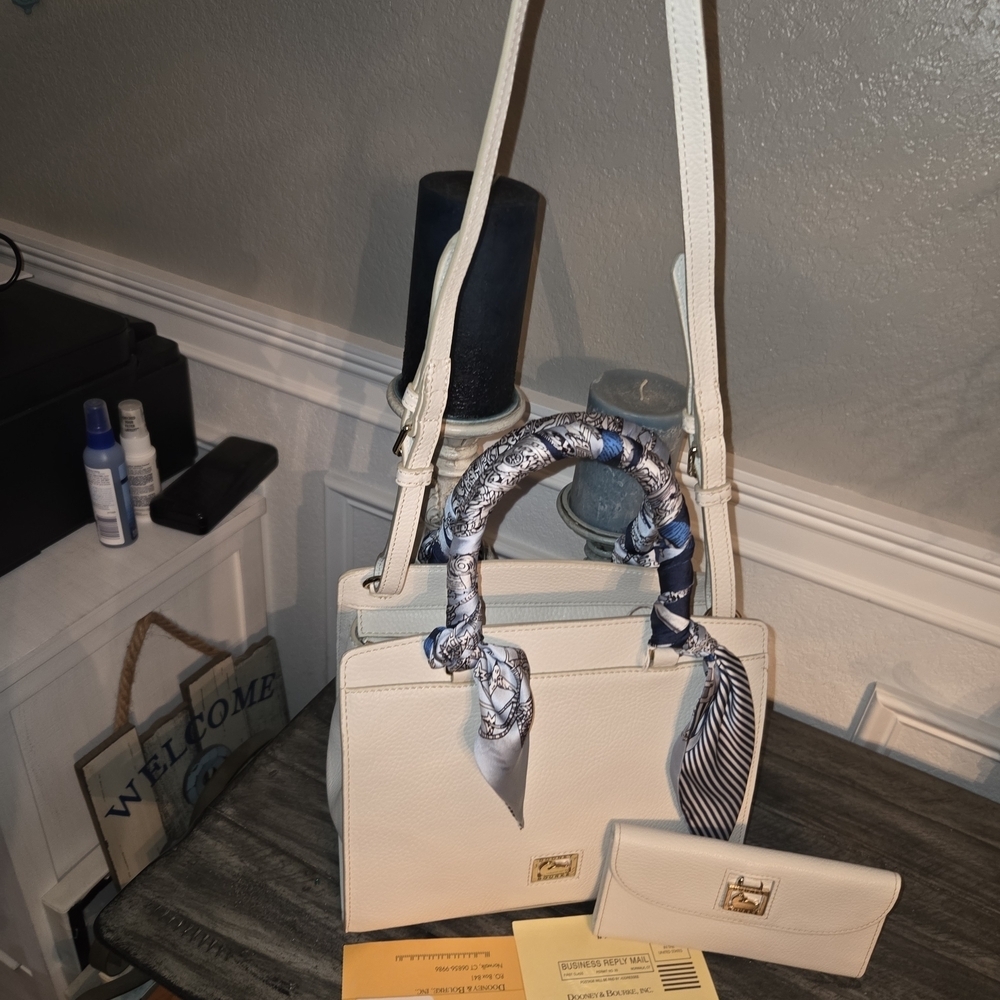 Dooney and Bourke Elegant Cream White Leather Satchel Wallet. - Picture 2 of 16